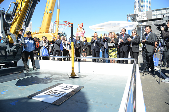 徐工XE35U液壓挖掘機(jī)現(xiàn)場揮毫潑墨、投籃表演，成為展場上的“閃亮明星”